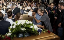 Images_166313_thumb_asistentes-esperaron-acercarse-esposo-victimas_0_45_1024_637