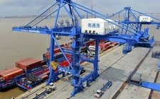 Images_166609_thumb_observan-contenedores-cargados-buque-puerto_83_0_717_446