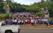 Images_166946_thumb_los-empleados-marchan-por-acapulco