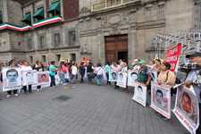 Images_167639_thumb_padres-normalistas-ayotzinapa-llegan-palacio