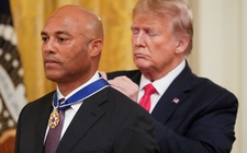 Images_167910_thumb_donald-trump-condecora-mariano-rivera_0_35_958_596