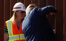 Images_168128_thumb_donald-trump-firma-pilares-muro_0_33_800_497