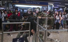 Images_169403_thumb_carabineros-chile-reprimieron-manifestantes-instalaciones_0_1_958_595