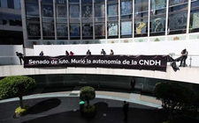 Images_170651_thumb_legisladores-pan-llevaron-luto-senado_0_21_958_596