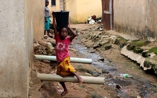 Images_187164_thumb_nina-agua-cabeza-pasa-aguas_(1)