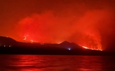 Images_187635_thumb_volcan-habria-tocado-mar-noche_0_49_1024_638
