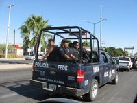 Images_4594_thumb_fuerzas_federales_de_apoyo_amenazan_reportero_(2)